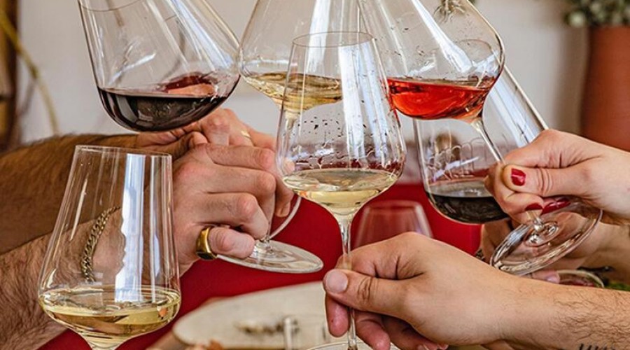 Difference between red wine glasses and white wine glasses? Difference between red wine glasses and white wine glasses?