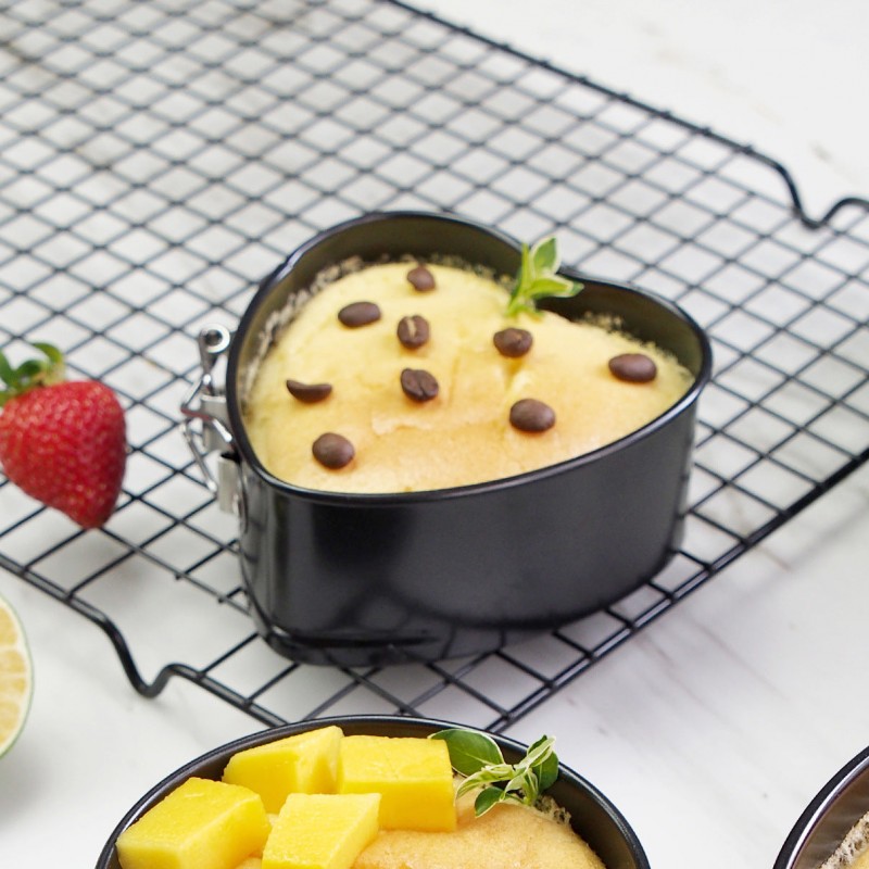 4-Inch Heart-shaped Cake Mold Removable Bottom Baking Pan with Lock 4-Inch Heart-shaped Cake Mold Removable Bottom Baking Pan with Lock